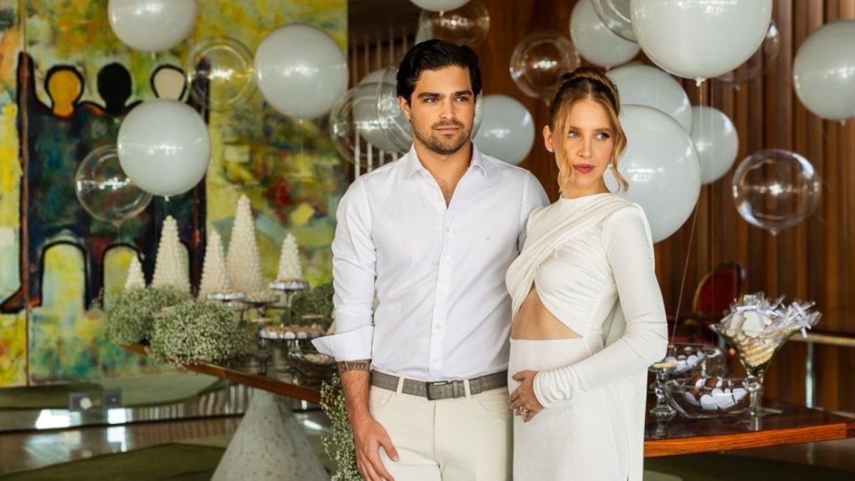 Bella Salvati e Pedro Piquet comemoram a chegada do filho