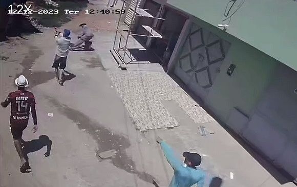 Vídeo: trio usa arma para ameaçar e rouba morador na frente de casa no bairro de Santa Amélia