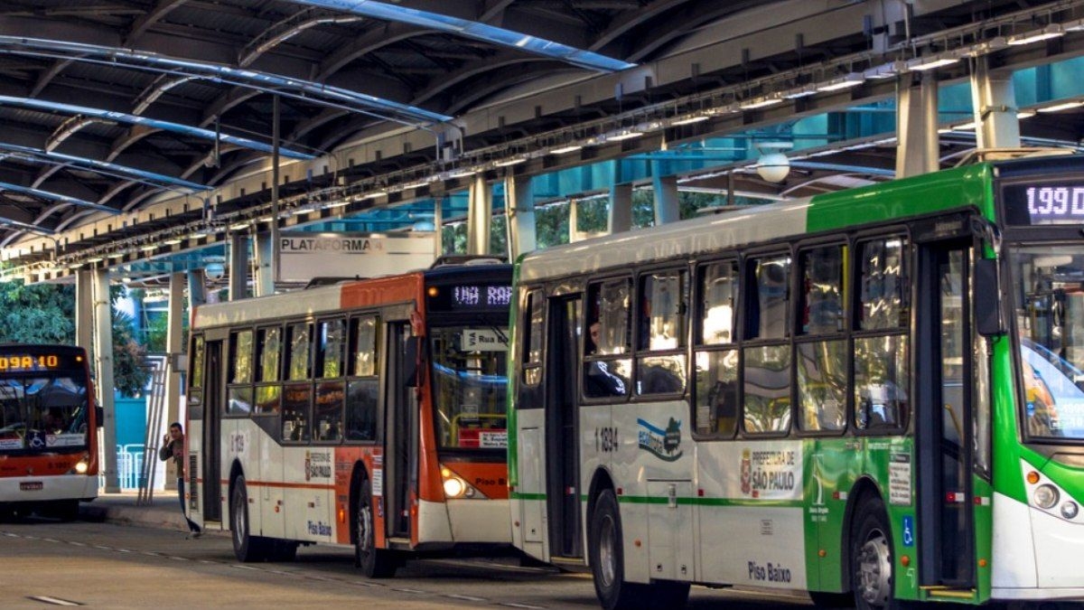 Greve de ônibus em SP provoca caos no trânsito