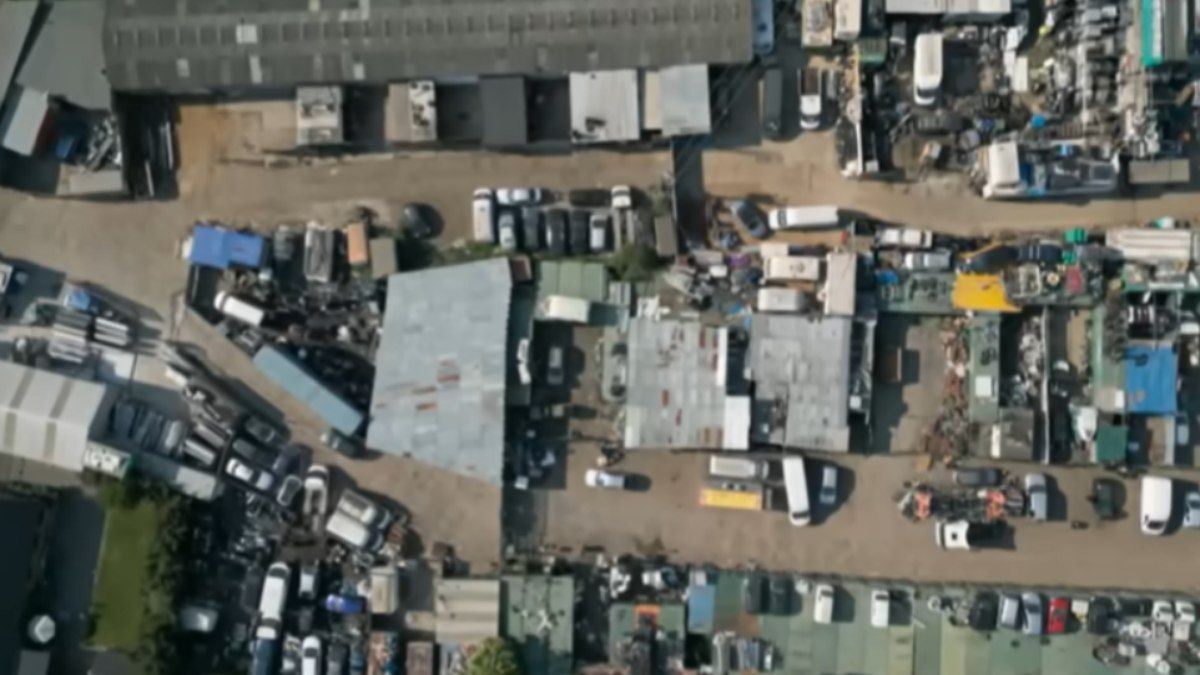 Fazenda no Reino Unido é descoberta como cemitério de carros roubados