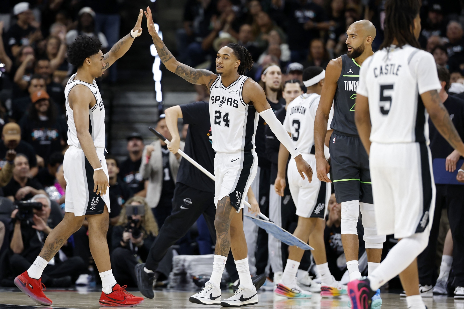 Vassell faz arremesso incrível em vitória dos Spurs na NBA