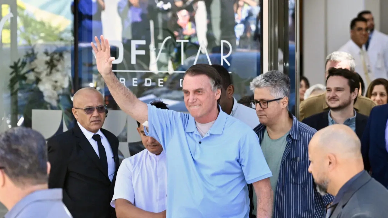 Bolsonaro deixa hospital após recuperação de cirurgia