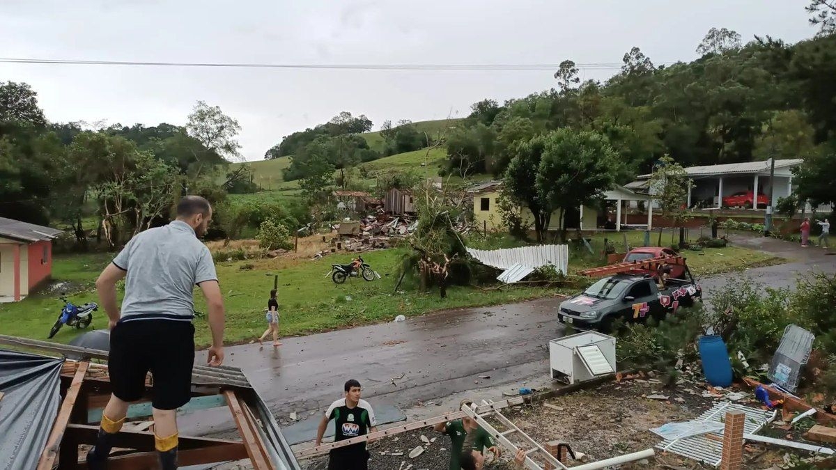 Ciclone extratropical causa destruição em Santa Catarina