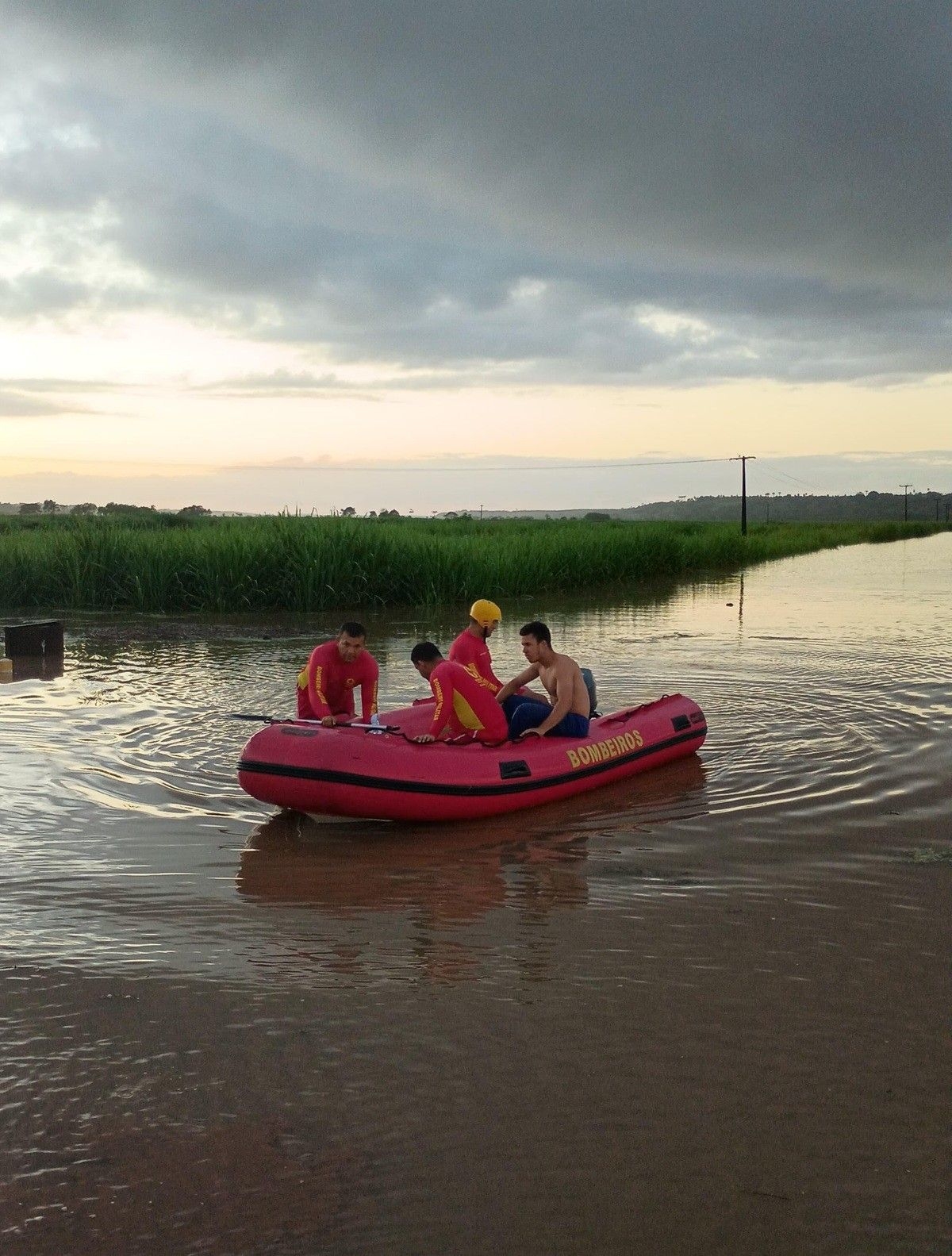 Resgate de homem ilhado durante enchente em Coruripe