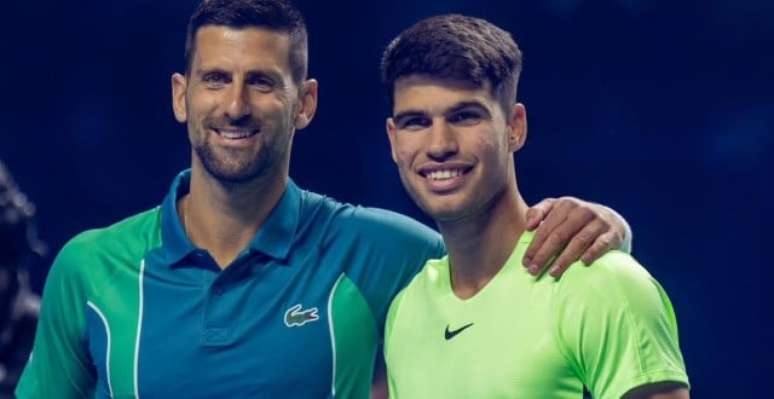Alcaraz vira e derrota Djokovic em exibição em Riad