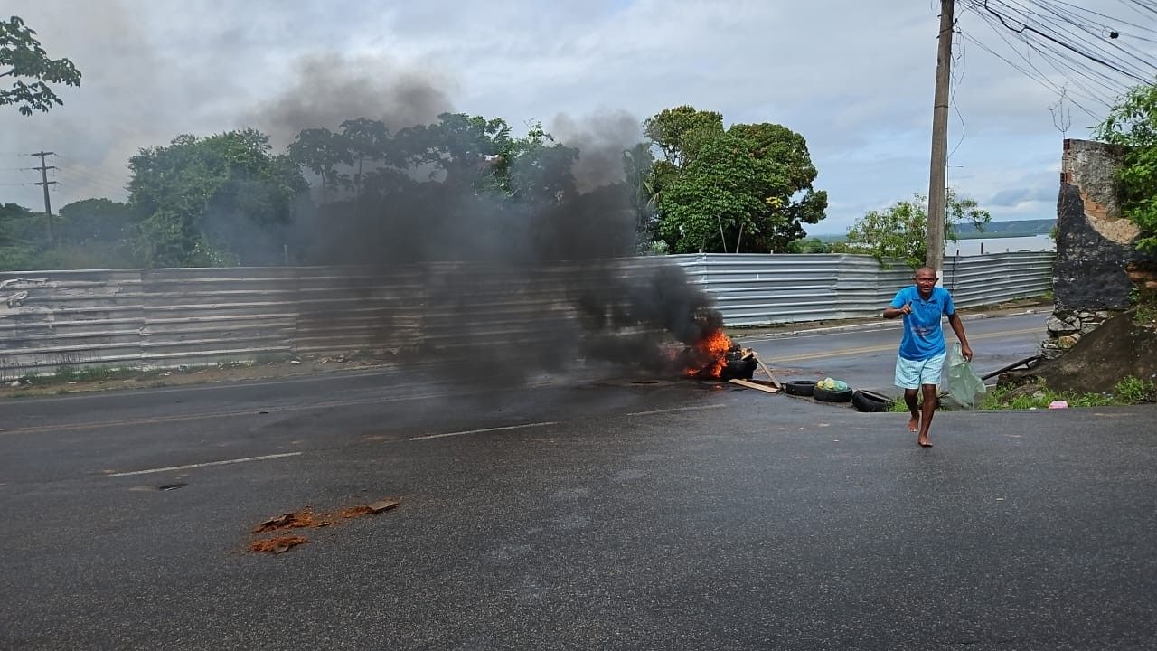 Moradores protestam e bloqueiam Ladeira do Calmon em Maceió