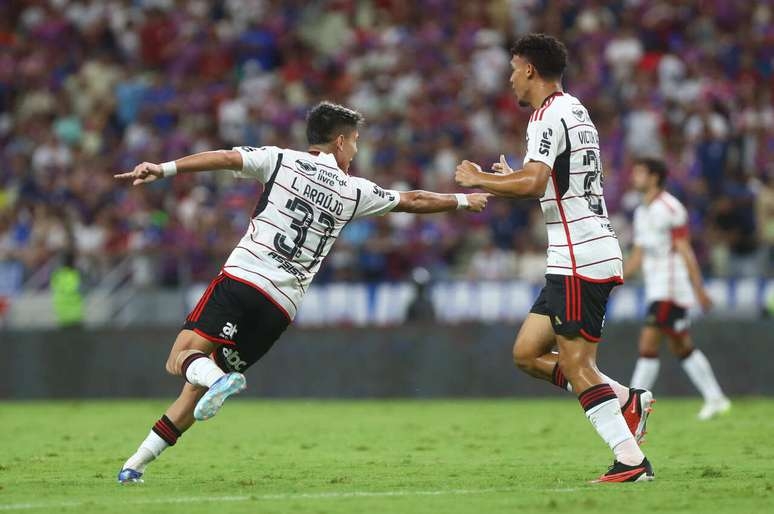 Flamengo tira o pé da lama contra o Fortaleza