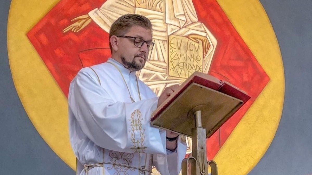 Padre incentiva fantasias de santos para contrarrestar Halloween