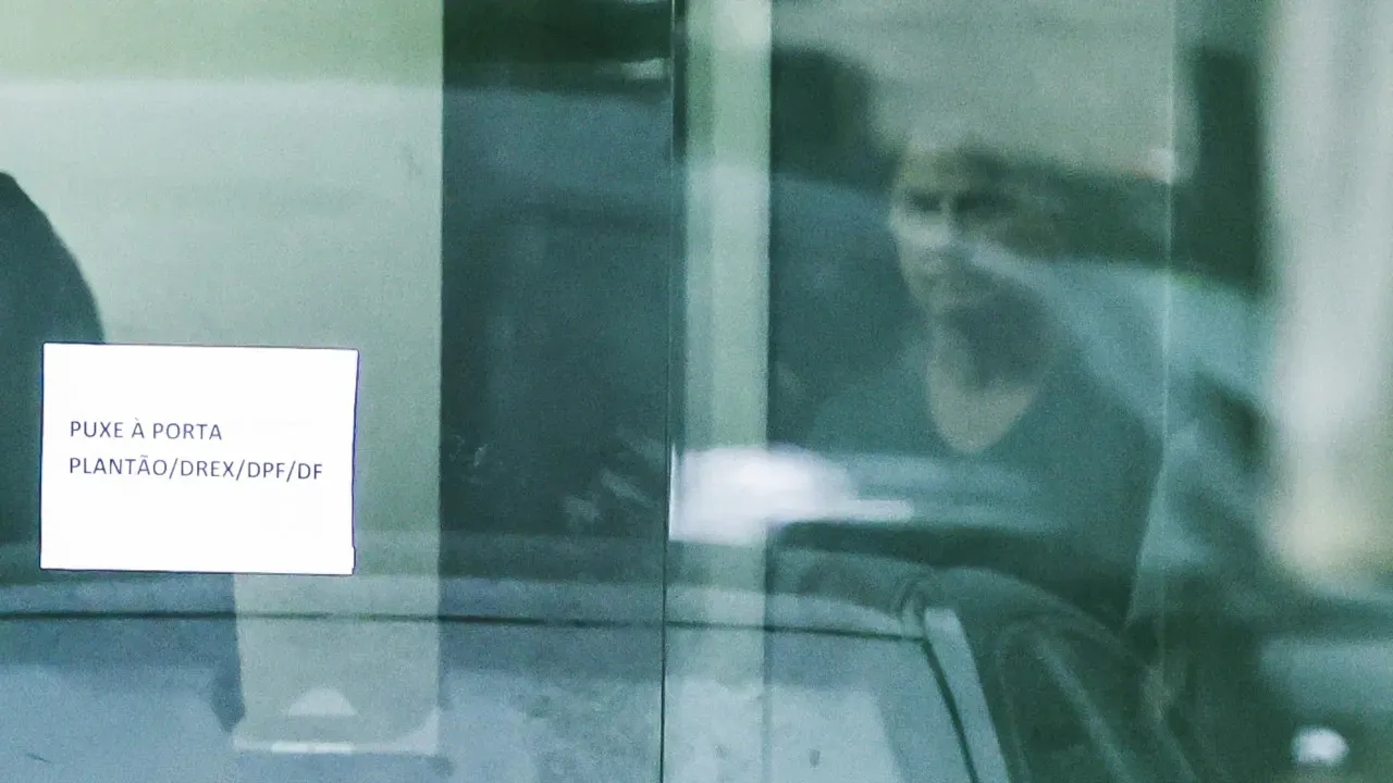 Moraes e Dino votam pela prisão preventiva de Bolsonaro