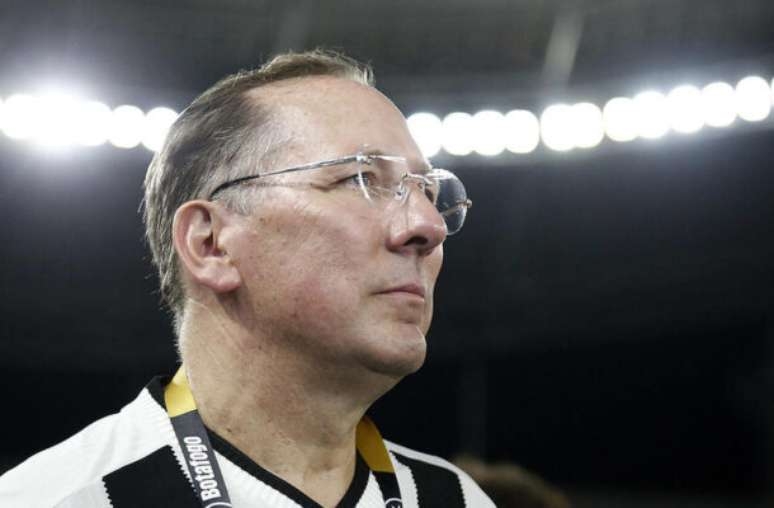 Reunião de Textor com elenco do Botafogo aborda pagamento de bônus da Libertadores