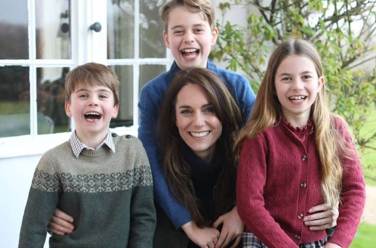 Kate Middleton confirma foto editada com filhos e pede desculpas