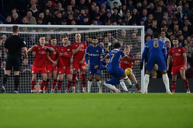 Chelsea domina Preston, goleia com gol de Thiago Silva e se classifica na Copa da Inglaterra