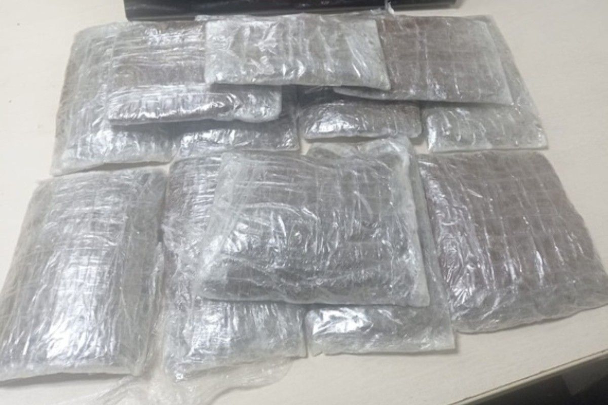 Mulher é presa com drogas escondidas no aeroporto de Manaus