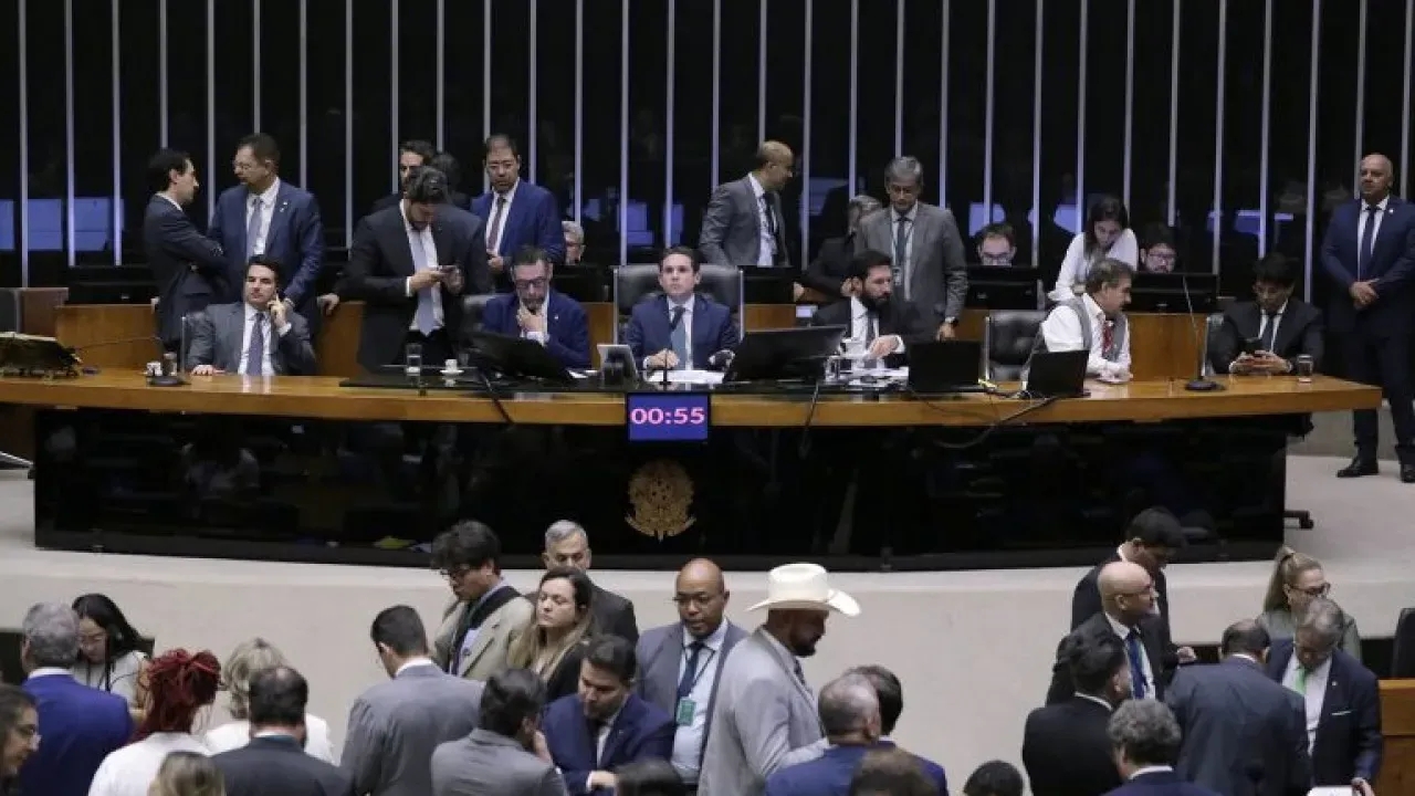 Câmara aprova PEC que protege deputados de investigações