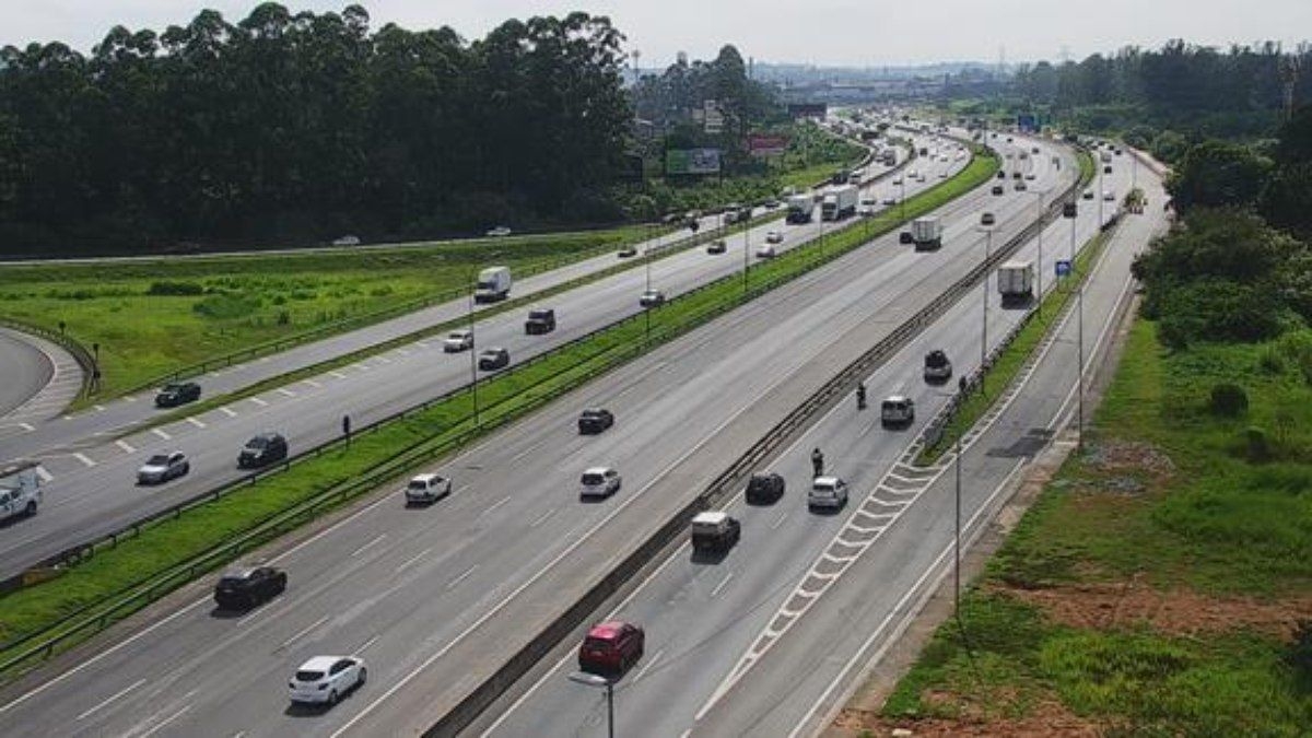 Engavetamento causa congestionamento na Rodovia Ayrton Senna