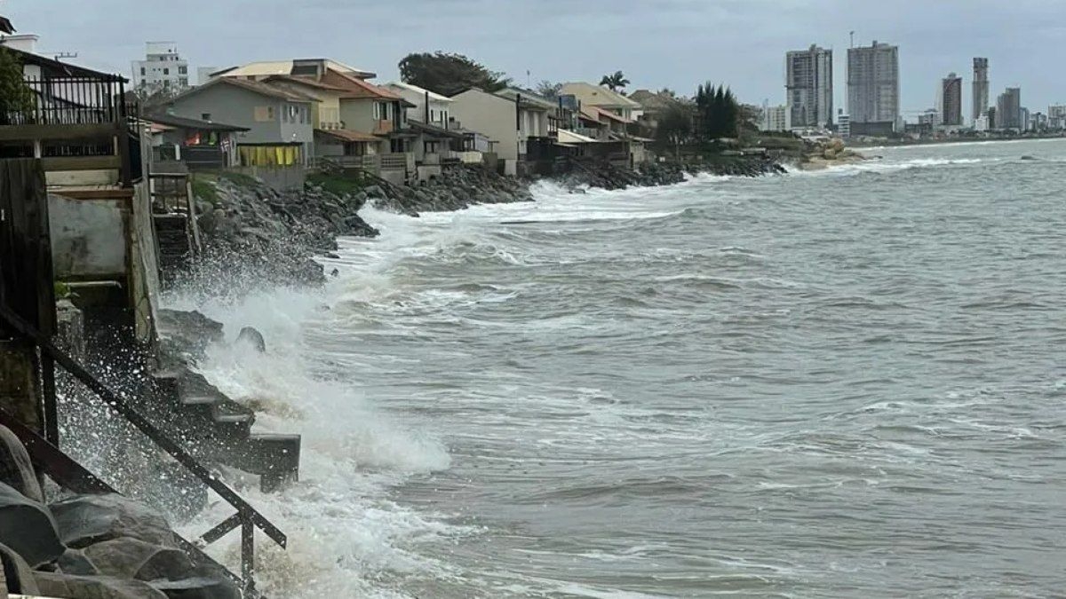 Estado de emergência em SC devido ao avanço do mar