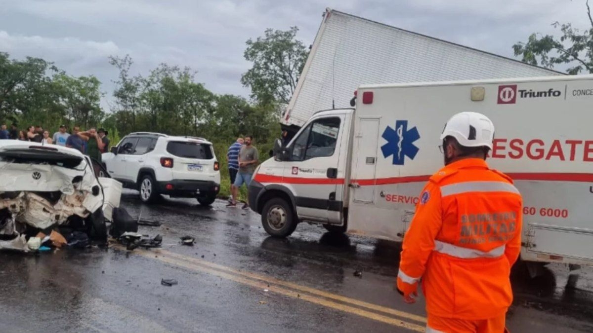Acidente grave na BR-153 deixa mãe e filho mortos