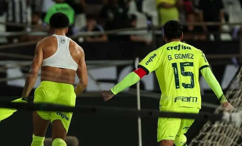 Com dois suspensos, Palmeiras ganha preocupação na zaga para jogo contra o Athletico-PR