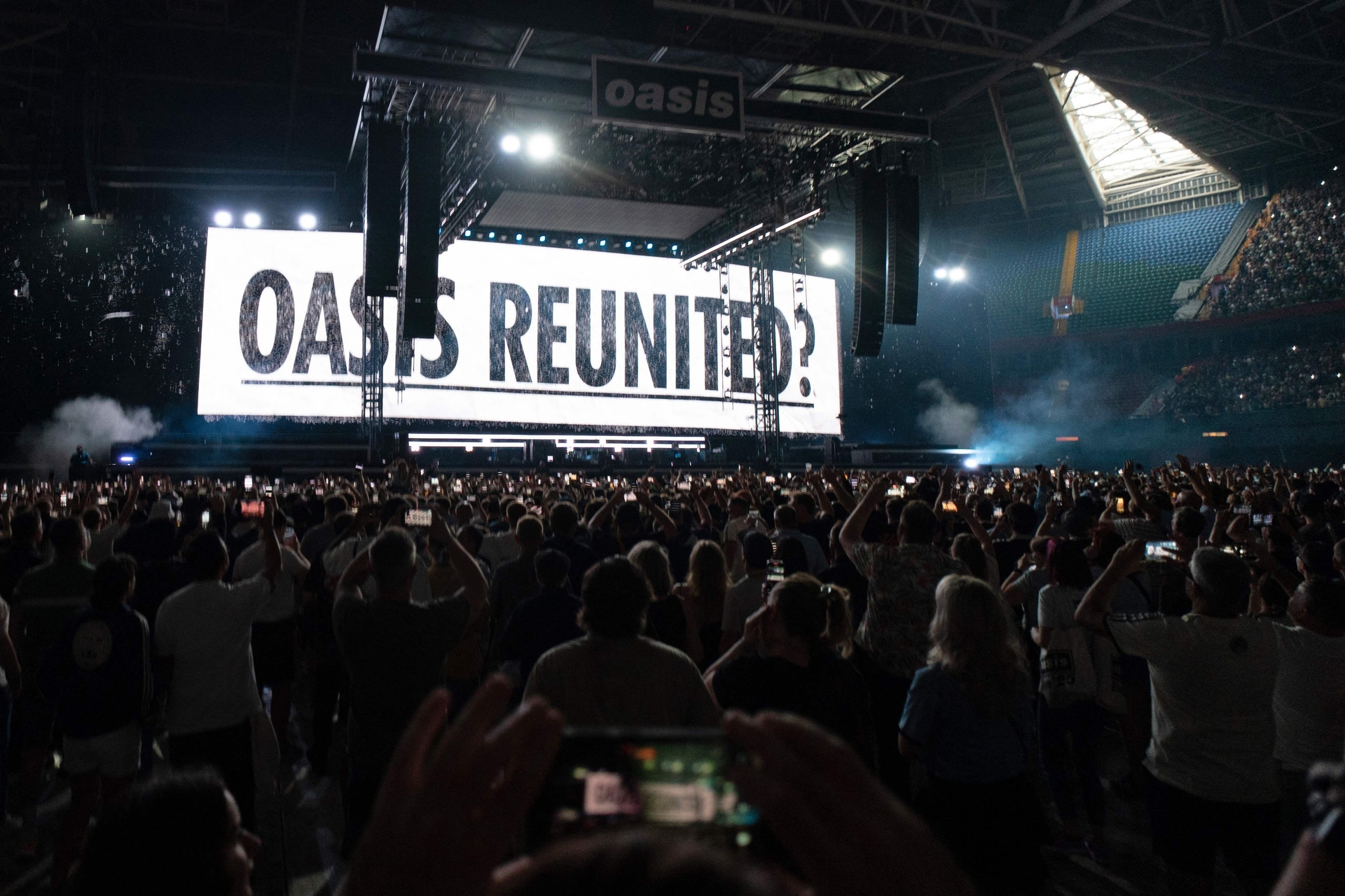 Oasis Retorna aos Palcos e Emociona Fãs em Cardiff