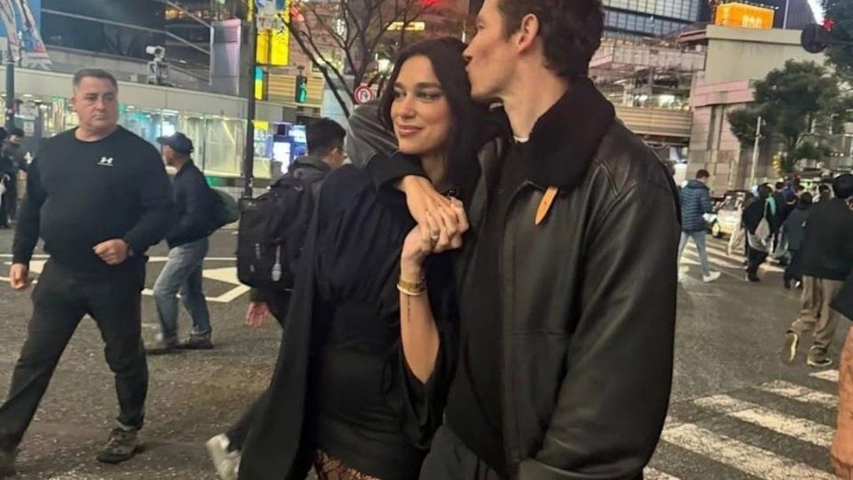 Dua Lipa confirma noivado com ator Callum Turner