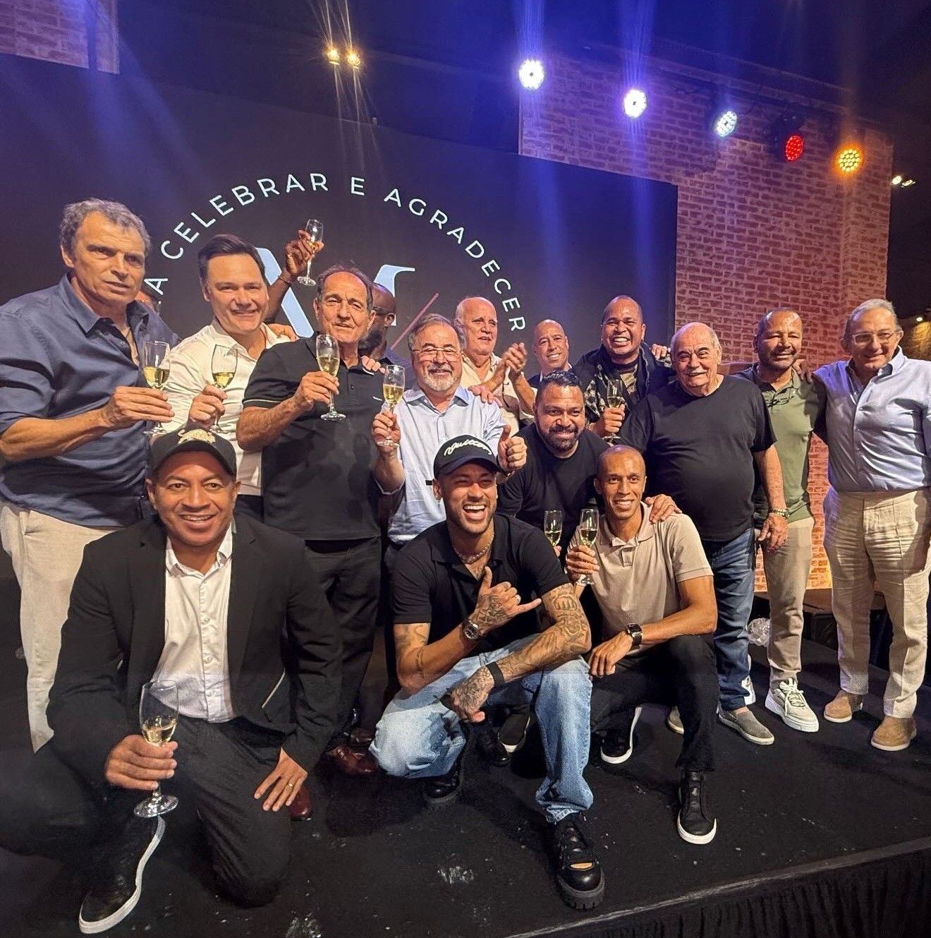 Chulapa abraça Muricy em festa de 70 anos do técnico