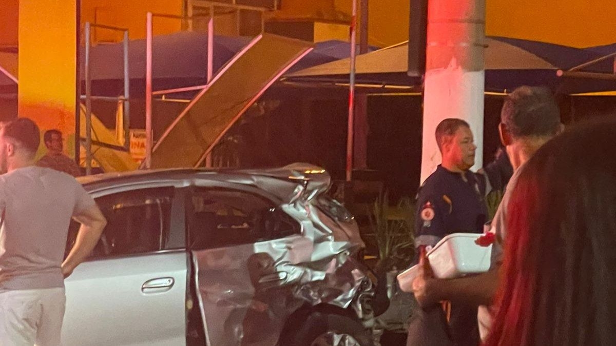 Ônibus invade mercado e deixa 14 feridos em Juiz de Fora